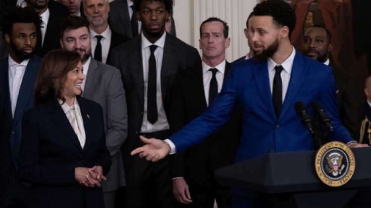 Harris peut apporter espoir, inspiration et unité, espère la star du basket Stephen Curry