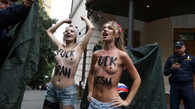 Ukraine : des Femen protestent devant l'ambassade d'Iran, pays accusé d'armer la Russie