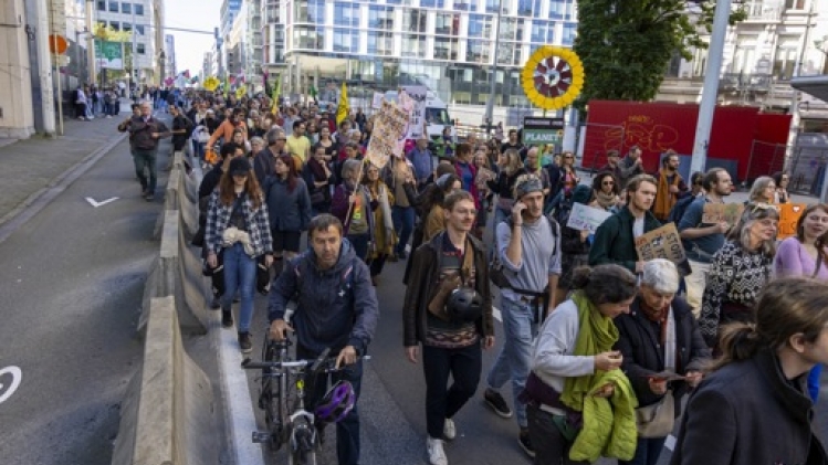 Plus de 200 manifestants appellent l'UE à mettre fin aux subventions des énergies fossiles