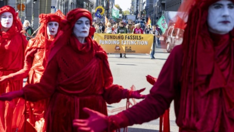 Plus de 200 manifestants appellent l'UE à mettre fin aux subventions des énergies fossiles