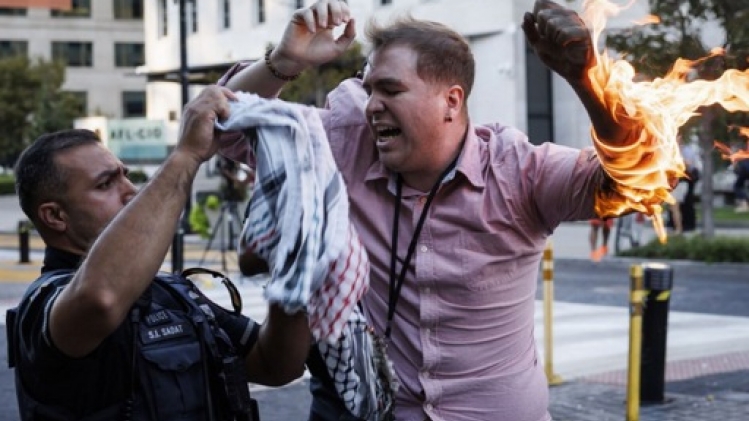 Manifestations contre la guerre à Gaza: un homme tente de s'immoler à Washington