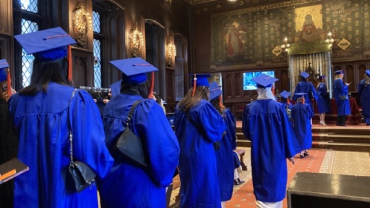 Les étudiants de la VUB diplômés lors de la cérémonie sur la Grand-Place de Bruxelles