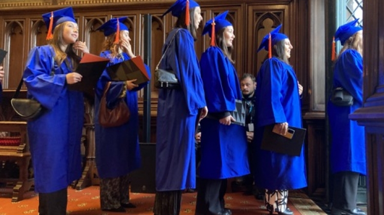 Les étudiants de la VUB diplômés lors de la cérémonie sur la Grand-Place de Bruxelles