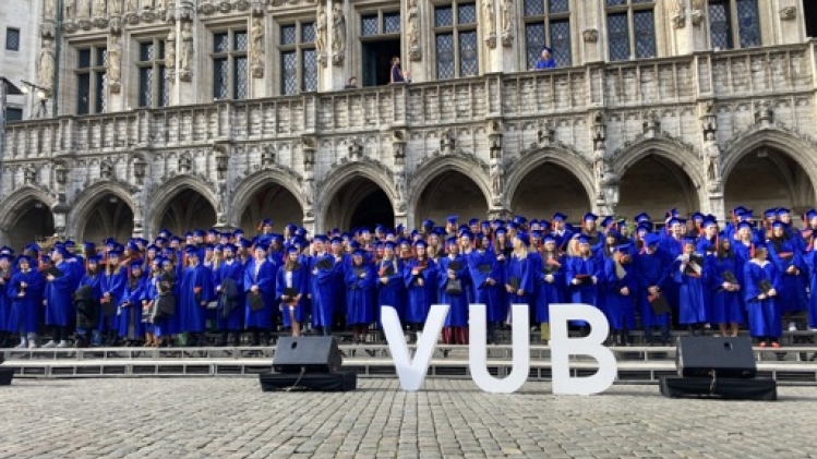Les étudiants de la VUB diplômés lors de la cérémonie sur la Grand-Place de Bruxelles