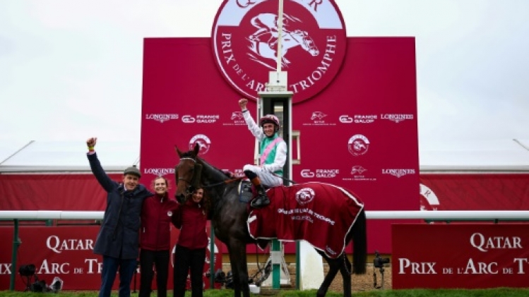 La jument anglaise Bluestocking remporte le 103e Prix de l'Arc de Triomphe