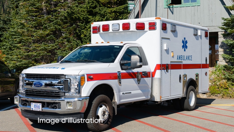 Un Américain accusé de vol se rend à son procès avec