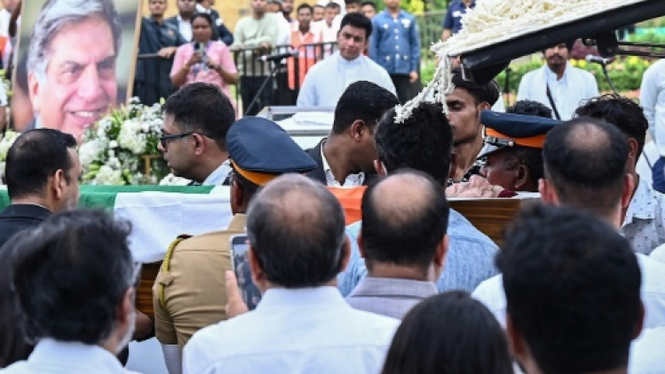 A Bombay, les Indiens rendent hommage à l'industriel Ratan Tata