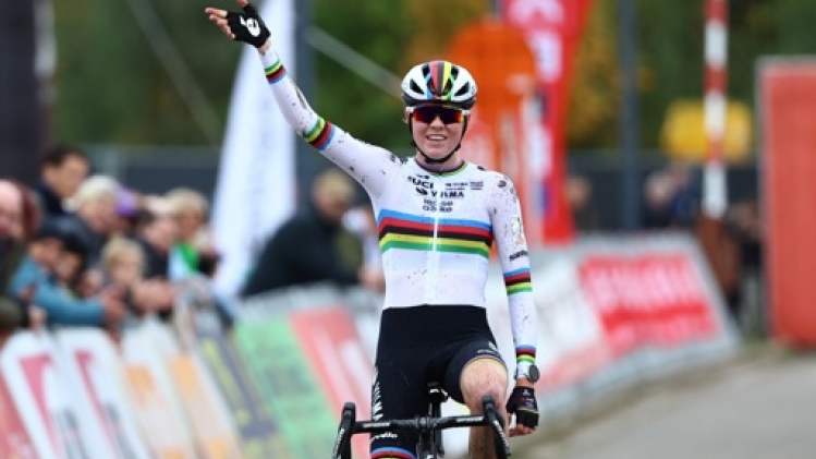 Le Néerlandais Van der Haar remporte le cross d'ouverture à Beringen, Iserbyt disqualifié