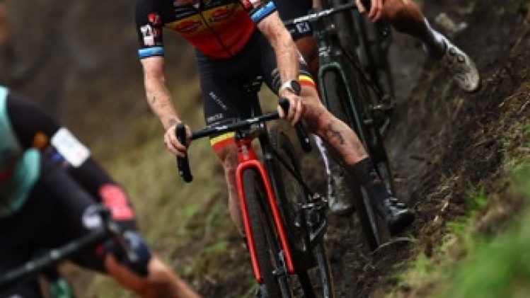 Le Néerlandais Van der Haar remporte le cross d'ouverture à Beringen, Iserbyt disqualifié