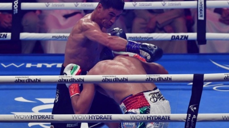 Artur Beterbiev bat Dmitry Bivol et unifie les ceintures des mi-lourds