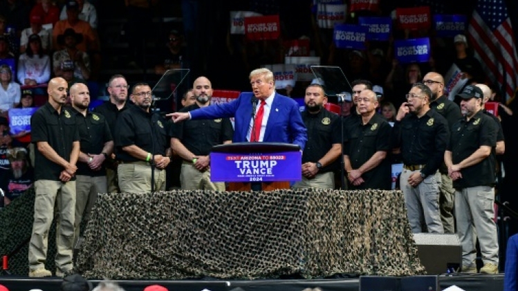 A trois semaines de l'élection, Harris et Trump au coude-à-coude dans deux Etats pivots