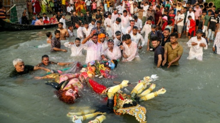 Au Bangladesh, les Hindous célèbrent leur plus grand festival malgré les craintes d'attentat