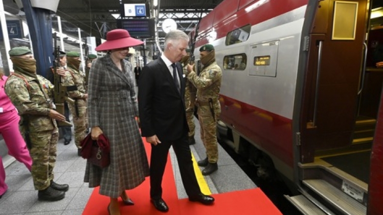 Le roi Philippe et la reine Mathilde accueillis à l'Arc de Triomphe par le couple Macron