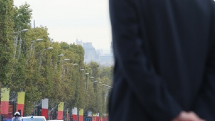 Le roi Philippe et la reine Mathilde accueillis à l'Arc de Triomphe par le couple Macron
