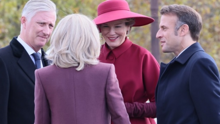 Le roi Philippe et la reine Mathilde accueillis à l'Arc de Triomphe par le couple Macron