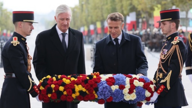 Le roi Philippe et la reine Mathilde accueillis à l'Arc de Triomphe par le couple Macron