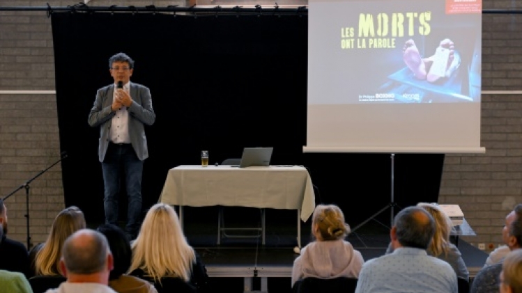 Un médecin légiste belge donne la parole aux morts et devient star des librairies