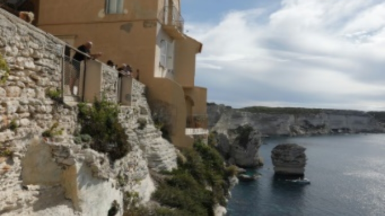 Maisons évacuées à Bonifacio: les arrêtés préfectoraux annulés par la justice