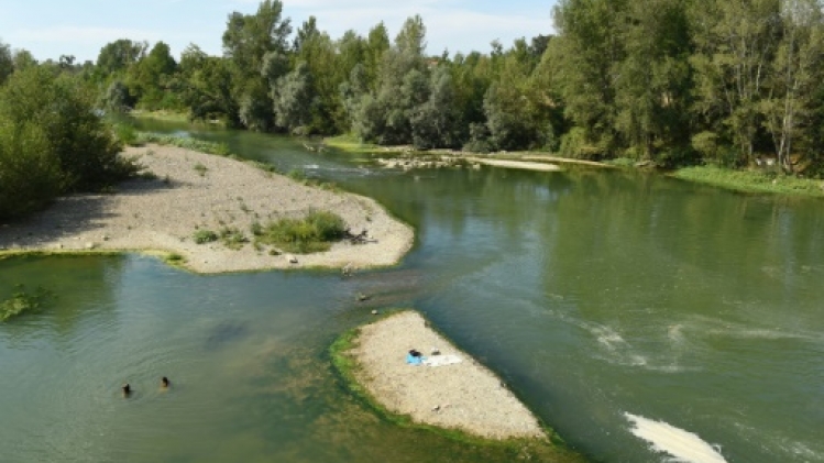 Pesticides: la pollution des eaux très sous-estimée faute de surveillance, selon Générations Futures