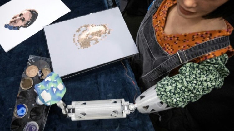 Une oeuvre d'un robot artiste humanoïde aux enchères à Londres