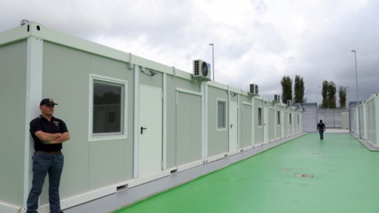 Accord entre Italie et Albanie: le bateau avec les premiers migrants est arrivé en Albanie