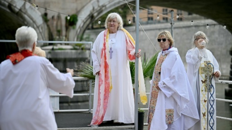 Près du Vatican, une ordination clandestine de femmes prêtres