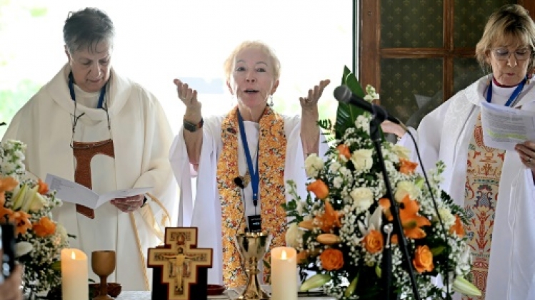 Près du Vatican, une ordination clandestine de femmes prêtres