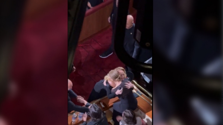 Fan depuis son enfance, la chanteuse Adèle fond en larmes dans les bras de Céline Dion à Las Vegas