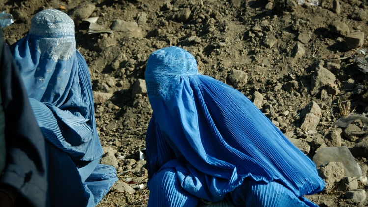 En Afghanistan, les femmes sont désormais interdites de parler entre elles 
