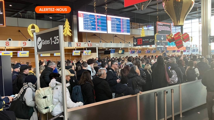 Tania arrive trois heures à l'avance à l'aéroport de Charleroi et rate son vol: "Personne ne nous aide" 
