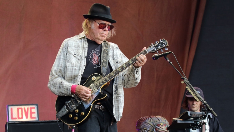 Le chanteur Neil Young sur scène 