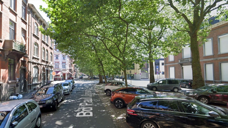 Les secours et la police ont découvert mardi le corps sans vie d'une femme âgée d'une cinquantaine d'années sur le sol de la salle de bain de son domicile boulevard Paul Janson à Charleroi (Hainaut)