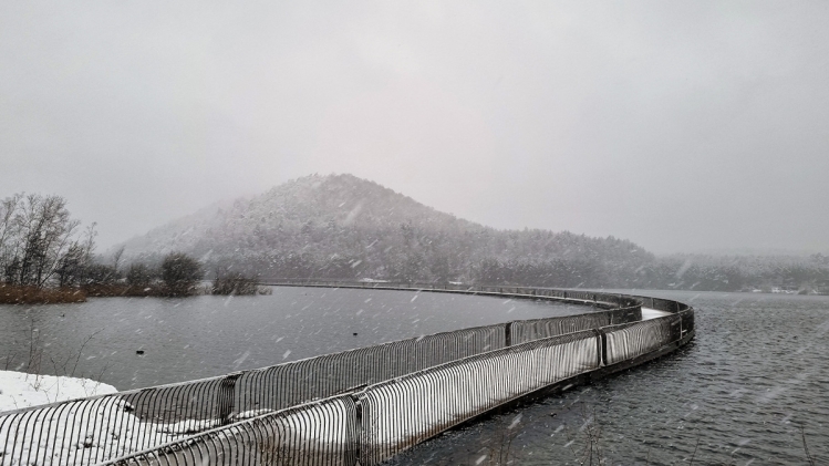 Un paysage enneigé au pont flottant dans le parc Terhills à Eisden, Maasmechelen le jeudi 09 janvier 2025.