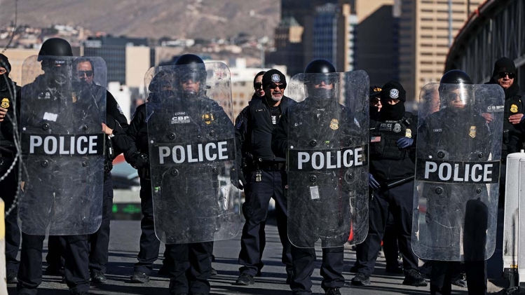 Des agents du Service des douanes et de la protection des frontières des États-Unis  afin de bloquer le passage des véhicules vers El Paso, Texas
