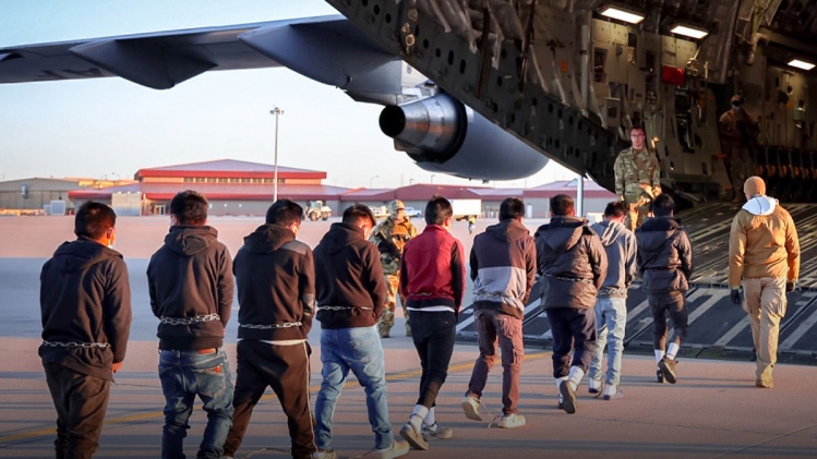 "Une pure opération de propagande": la Maison Blanche met en scène l'expulsion de centaines de migrants