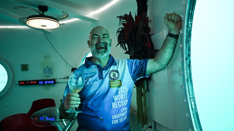 "Un record extravagant": un ingénieur allemand reste 120 jours immergé sous l'eau