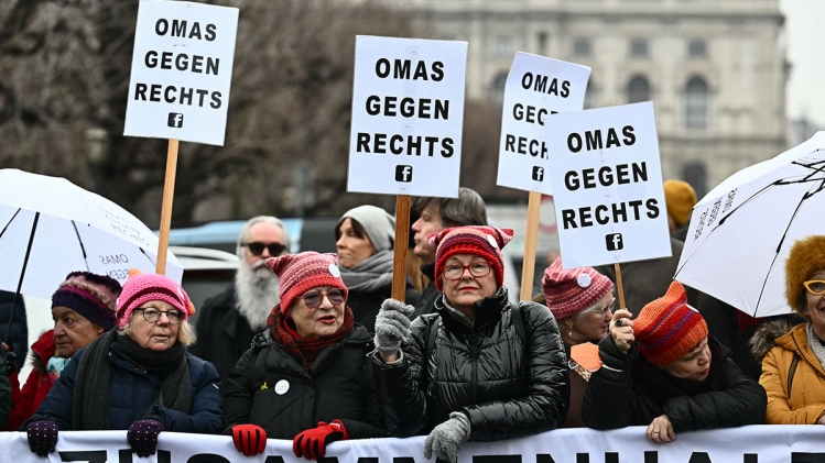 "Pas parce qu'on est vieux qu'on doit rester silencieux": en Allemagne, le mouvement des "mamies contre l'extrême droite" 