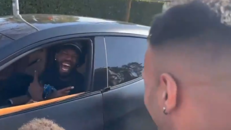 Marcus Thuram devant le fan 