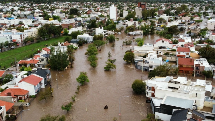 "Une guerre contre l'eau": de violentes inondations font 16 morts en Argentine, trois jours de deuil national décrétés