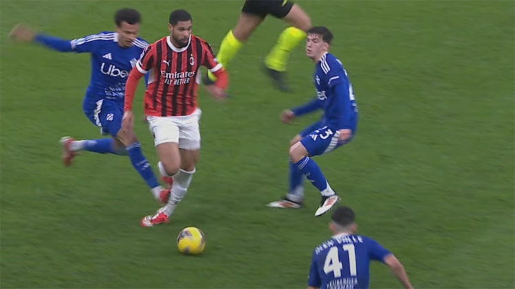 dele_alli_carton_rouge