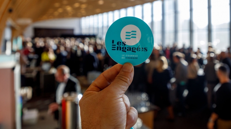 engages