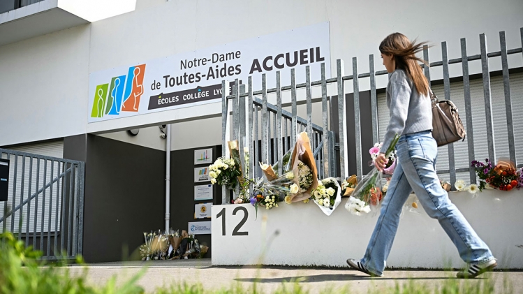 Une élève devant l'école