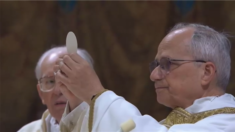 L'Américain Robert Francis Prevost, devenu à 69 ans le premier pape américain de l'Histoire sous le nom de Léon XIV, a célèbré ce vendredi sa première messe en tant que pape. Une messe privée avec les cardinaux débutée à 11h10 dans la chapelle Sixtine.