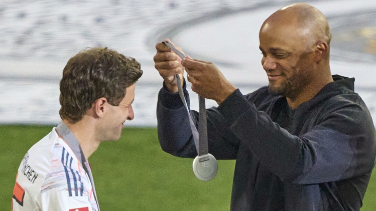 thomas_muller_vincent_kompany