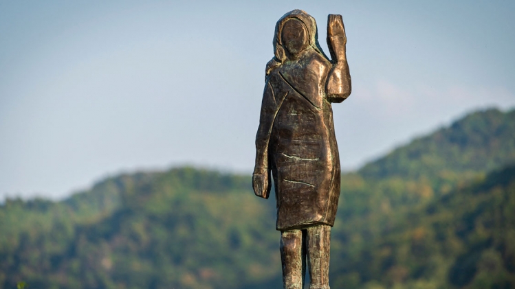 La première a été brulée, la deuxième volée: disparition mystérieuse de la statue de Melania Trump en Slovénie