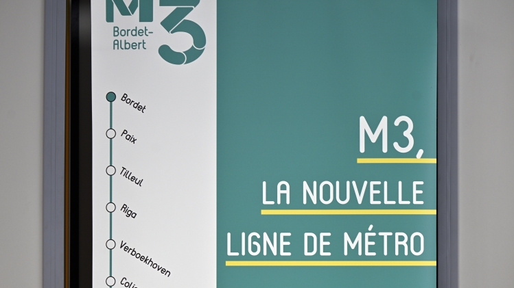 The new M3 metro sign pictured during a visit to the Metro 3 worksite and Toots Thielemans metro station of Brussels’ public transport company MIVB – STIB, Thursday 19 September 2024 in Brussels. In the vicinity of Gare du Midi, work on the construction of a new metro line is well underway. The shell of the Toots Thielemans station is almost complete, as is most of the tunnel linking it to the existing pre-metro network. BELGA PHOTO ERIC LALMAND