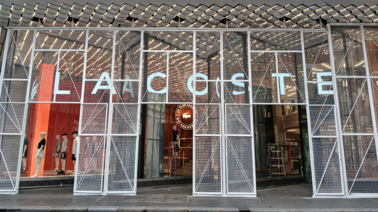 Les magasins des Champs-Élysées se barricadent.
