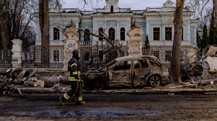 Un secouriste ukrainien à Soumy, en Ukraine.
