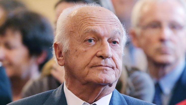 L’historien français Pierre Nora lors de la décoration de la Légion d’honneur au palais de l’Élysée à Paris, le 9 décembre 2013.