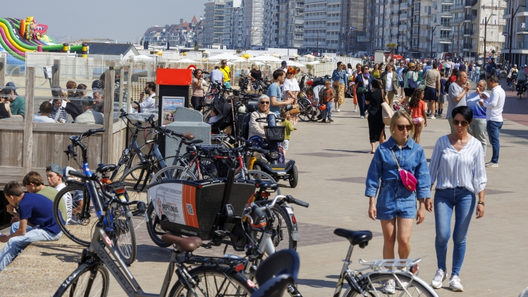Sur la digue à Knokke le 2 mai 2025
